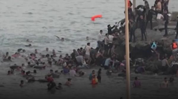 Peste 49.000 de migranți au intrat cu forța în exclava spaniolă Ceuta, în doar 24 de ore. 19 oameni au murit