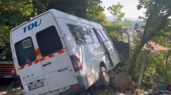 plan rosu de interventie in arges un microbuz cu 16 persoane s a izbit de un copac in vehicul ar fi sportivi de la dinamo juniori
