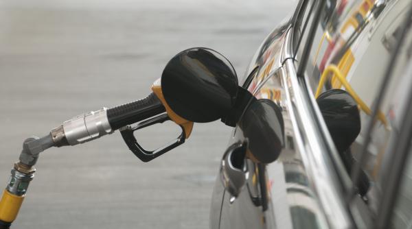 Prețul benzinei în România depășește valoarea ei comercială din cauza taxelor.