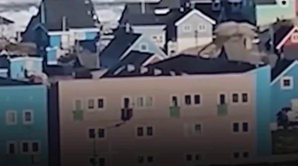 Un aisberg uriaș s-a răsturnat în largul Groenlandei, provocând valuri puternice 