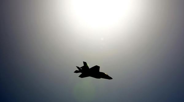 un avion de vanatoare f 35b s a prabusit si a luat foc la o baza militara din california