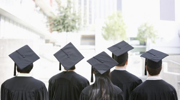 wsj studentii straini care raman in sua sa munceasca dupa absolvire ar putea fi obligati sa plateasca o taxa de 100 000 de dolari