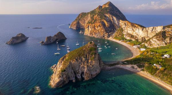 foto paradisul italian fara drumuri si semnal la telefon de care turistii nu au auzit pe insula camerele sunt amenajate in grote