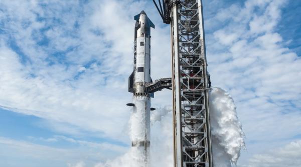 reuters va vopsi spacex racheta in roz intrebarile investitorilor depasesc misiunile spre luna si marte