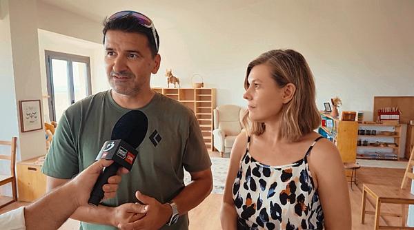 cum au transformat doi romani drama copilului lor intr un model de educatie in spania si au construit un mic turn babel fericit