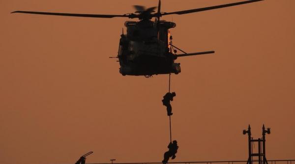 marina italiana a descins la bordul unui petrolier din flota fantoma a rusiei militarii au coborat pe franghii din elicopter