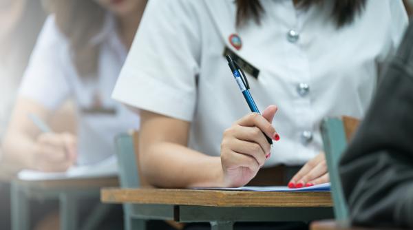 bac 2026 sesiunea de toamna candidatii sustin luni evaluarea competentelor lingvistice regulile din sala de examen