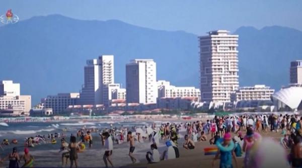 imagini rare din coreea de nord cu plaje pline de oameni fericiti si copii care se joaca in mare presa de stat le a facut publice