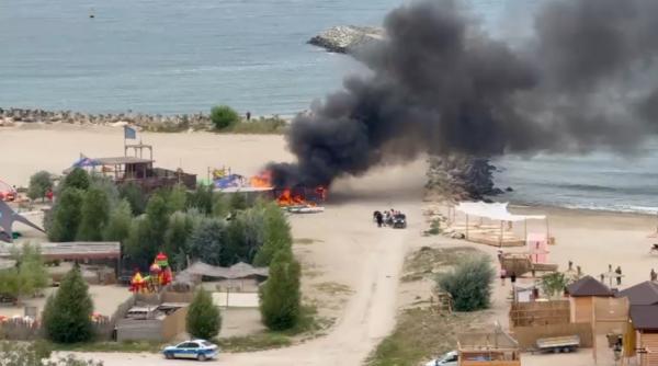 incendiu pe plaja zoom in zona faleza nord din constanta