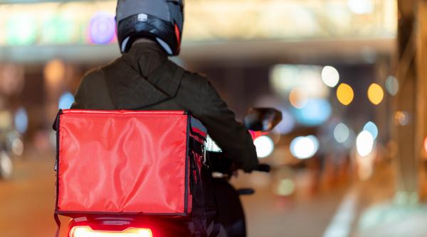 o companie chineza lanseaza casti cu inteligenta artificiala pentru livratori dispozitivul poate prelua comenzile si ghida traseul