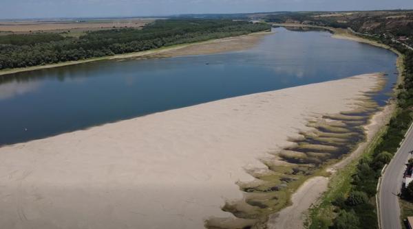 scufundarea celor patru barje o operatiune contracronometru la cernavoda apele romane anunta riscurile