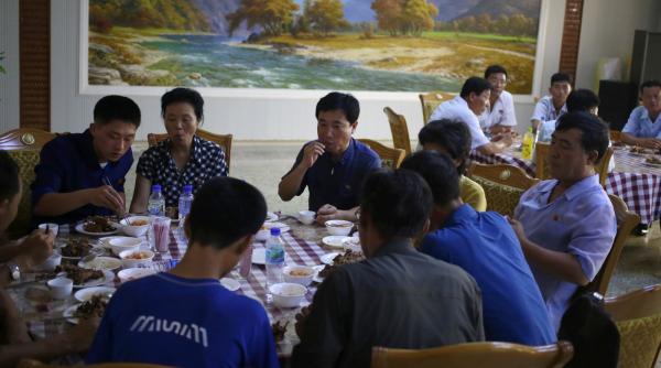 coreea de nord le spune oamenilor sa manance supa de caine ca sa faca fata caniculei in mod patriotic ce este dangogi guk
