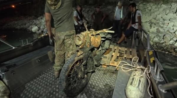 dunarea a scos la iveala o motocicleta militara din al doilea razboi mondial era ascunsa in mal chiar in fata parlamentului ungariei
