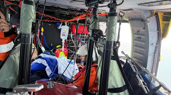 misiune de salvare in marea neagra la 90 de km de tarm un elicopter black hawk a preluat un ranit si l a dus la spital