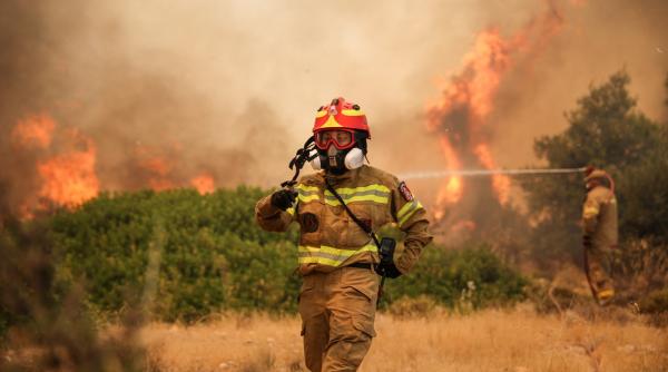 perioada de dupa ora 13 00 este critica incendiile mistuitoare de langa atena se atenueaza dupa cinci zile dar pericolul ramane