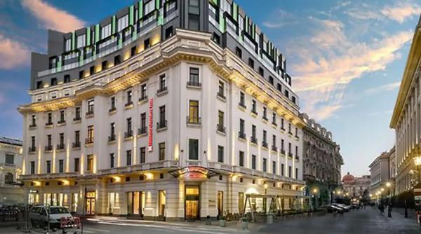 primul hotel de lux din romania care a anuntat ca stinge lumina dupa ora 23 00 ofera si reducere la mancarea rece din restaurant