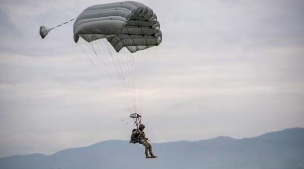 un parasutist militar a ramas agatat de avion dupa un salt ratat langa buzau cum a reusit sa se salveze