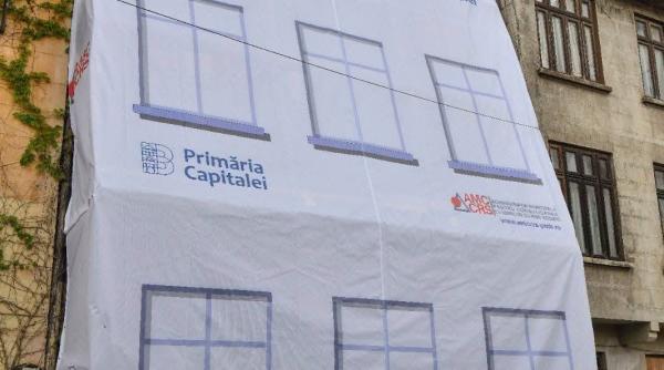 cum ascunde primaria cladirile in paragina din bucuresti imagini cu imobile acoperite de mesh uri pentru a masca ruinele