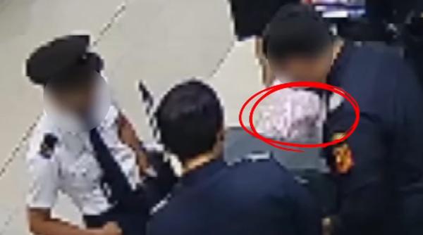 descoperire surprinzatoare in aeroport un pilot de avion avea in bagaj 70 000 de pastile ecstasy si o sticluta cu urina