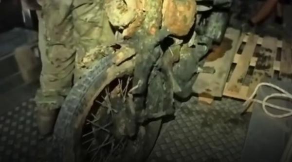Dunărea a scos la iveală o motocicletă militară din Al Doilea Război Mondial. Era ascunsă în mâl, chiar în fața Parlamentului Ungariei