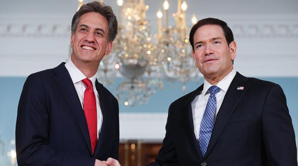 ed miliband noul sef al diplomatiei uk a fost intrebat daca mai crede ca trump e idiot rasist si misogin a refuzat sa raspunda