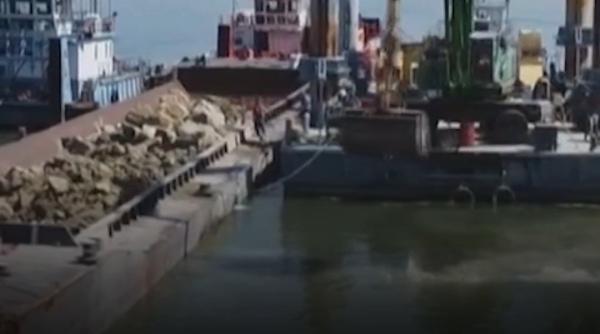 Patru barje încărcate cu piatră vor fi scufundate astăzi în Dunăre. Ce s-a întâmplat cu apa după detonarea Stâncii Pârjoaia