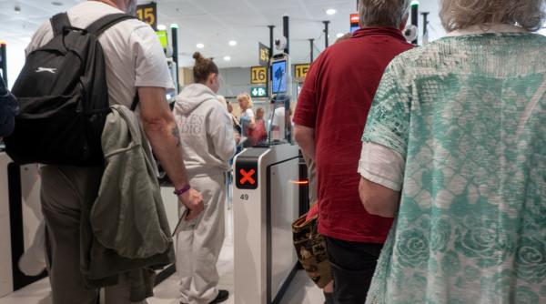 probleme la granitele ue turistii in varsta sunt respinsi de sistemul ees si stau ore intregi la cozi degetele mele sunt tocite