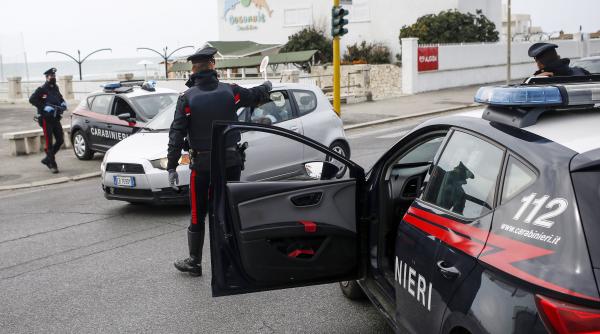 un barbat din italia a pierdut urna cu cenusa mamei sale politia a gasit o intr o masina inchiriata de un traficant de droguri