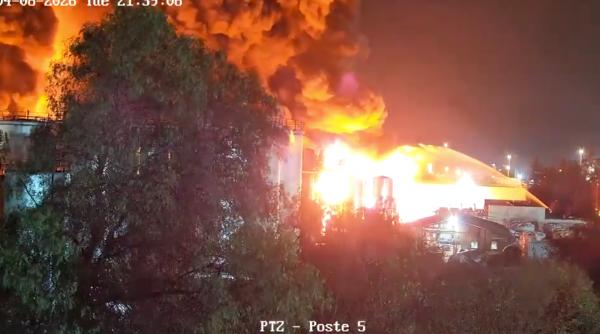 video incendiu urias la o uzina chimica din chile s au raportat explozii si flacari de peste 15 metri