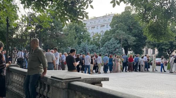 dan voiculescu coada din fata ateneului vorbeste despre o romanie pe care o vedem prea rar