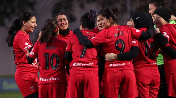 interzisa sa joace fotbal acasa echipa feminina afgana se reuneste la 13 000 de km de casa sportivele si au ingropat toate trofeele