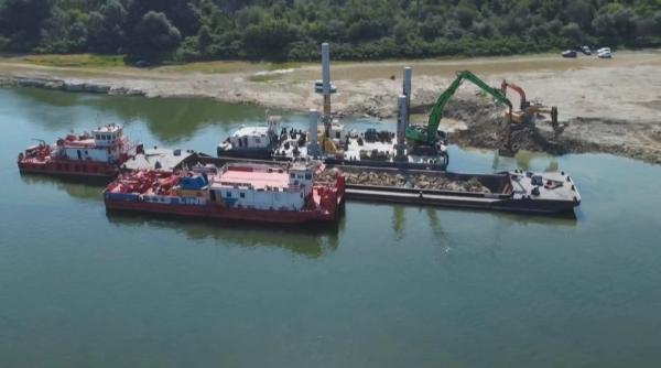 operatiunea pentru salvarea centralei cernavoda doua barje vor fi scufundate joi iar alte doua vineri apa scade si mai rapid