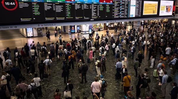 pana majora de curent in anglia trenurile nu mai circula este haos in gari avaria a afectat 8 companii feroviare