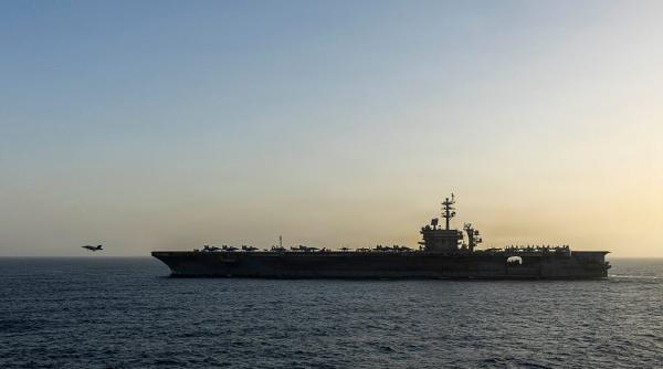 familiile marinarilor de pe uss abraham lincoln aflat langa iran cer marinei sa i trimita urgent la tarm aproape sa cedeze psihic