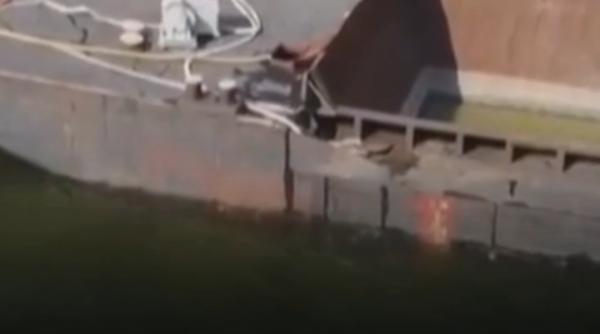 Imagini spectaculoase surprinse cu drona în timpul operațiunii de scufundare a barjelor în Dunăre