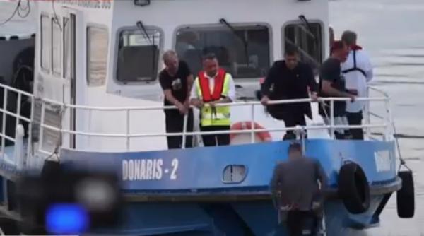 radu miruta s a dus cu elicopterul si cu barca sa inspecteze barjele scufundate e o procedura lenta