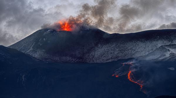 vulcanul etna a erupt din nou aterizarile la aeroportul din catania au fost suspendate