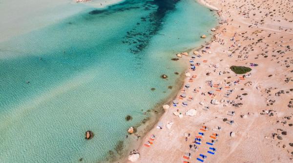 cel mult 1 200 de turisti timp de trei ore exasperata de turisti creta propune limite pentru accesul in cel mai vizitat loc al sau