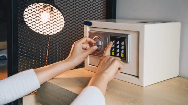 de ce ar trebui sa pui un pantof in seiful hotelului trucul dezvaluit de un insotitor de zbor