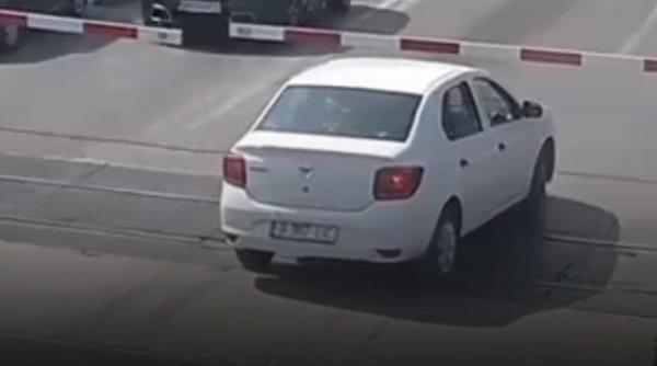 Mai mulți șoferi au rămas blocați între bariere, la Petricani. Trenul trece la distanță mică. CFR: „Inconștiență” 