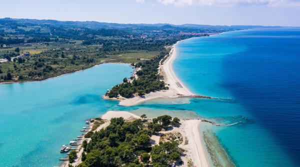 sase insule private din grecia sunt scoase la vanzare cea mai scumpa costa 11 milioane de euro dar exista cumparatori interesati