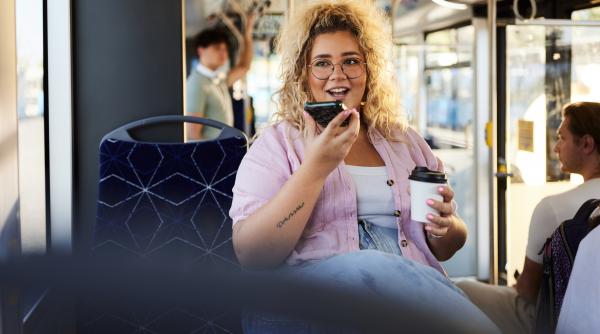 telefoanele date pe difuzor in public de ce ne enerveaza si de ce s ar putea sa ne obisnuim cu ele