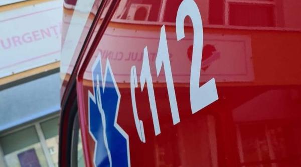 ambulanta atacata cu topoare in cluj dupa ce localnicii au crezut un zvon de pe tiktok ca ar fura copii soferul grav ranit