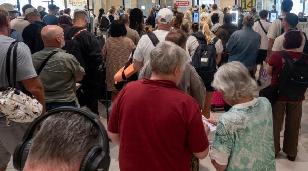 ne au spus ca nu putem cobori din avion cozi in aeroporturi dupa ce spania a suspendat schengen pentru calatorii din italia