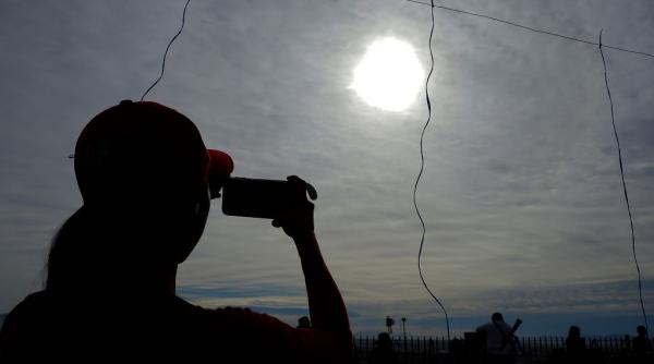 poate eclipsa de soare din 12 august sa iti strice telefonul sfaturi daca vrei sa faci fotografii in siguranta