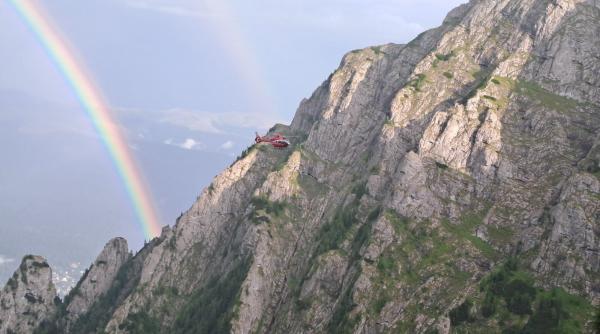 salvamont publica imagini cu salvarea alpinistilor germani in bucegi acestia le au spus ca nu credeau ca e posibil decat in elvetia