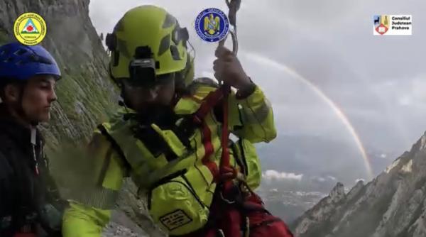 salvamont publica imagini cu salvarea alpinistilor germani in bucegi acestia le au spus ca nu credeau ca e posibil decat in elvetia