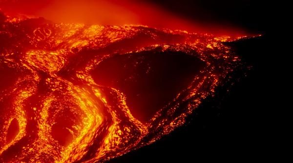 alerta rosie in sicilia eruptia vulcanului etna da peste cap traficul aerian zboruri anulate pe aeroportul din catania