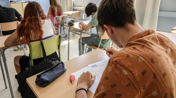 bac 2026 sesiunea de toamna elevii sustin luni proba scrisa la limba si literatura romana