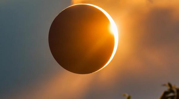 coincidenta cosmica ce face posibile eclipsele totale de soare